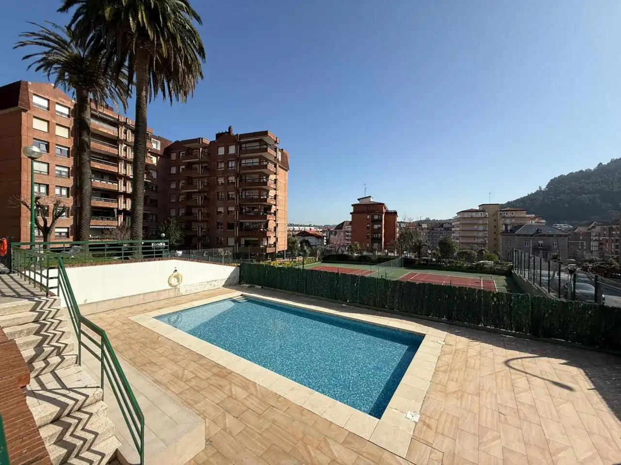Piscina de Pis en venda en Castro-Urdiales amb Calefacció, Parquet i Terrassa