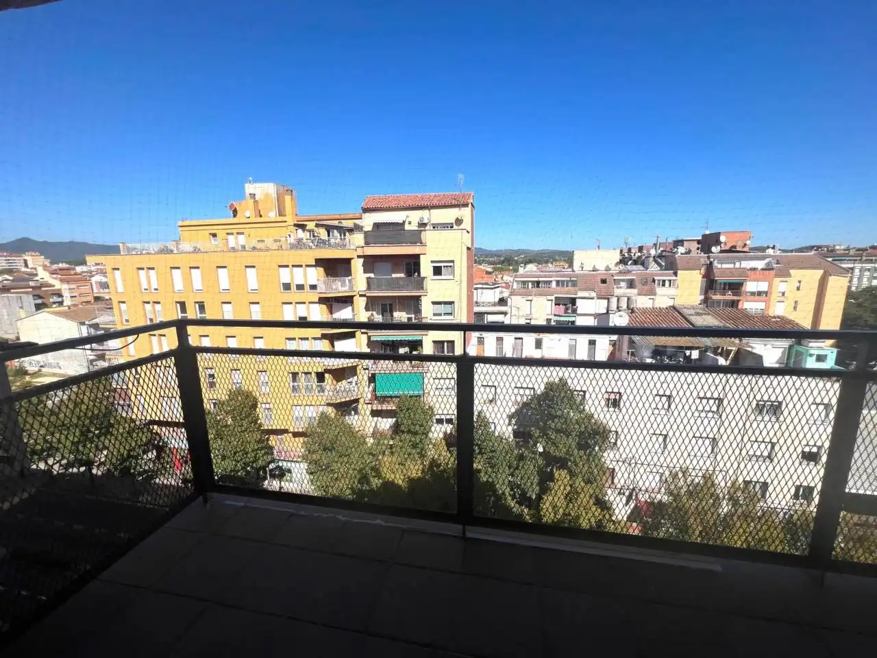 Vista exterior de Pis en venda en Salt amb Calefacció, Terrassa i Traster