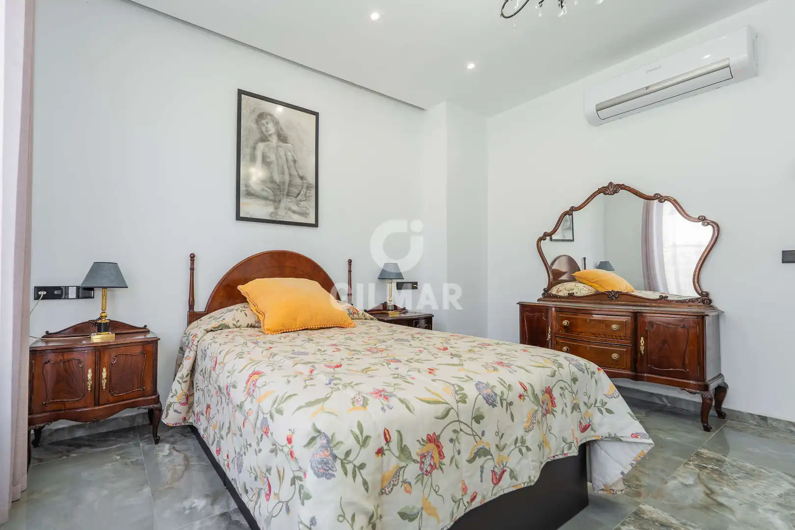 Schlafzimmer von Einfamilien-Reihenhaus zum Verkauf in Pozuelo de Alarcón mit Heizung und Privatgarten