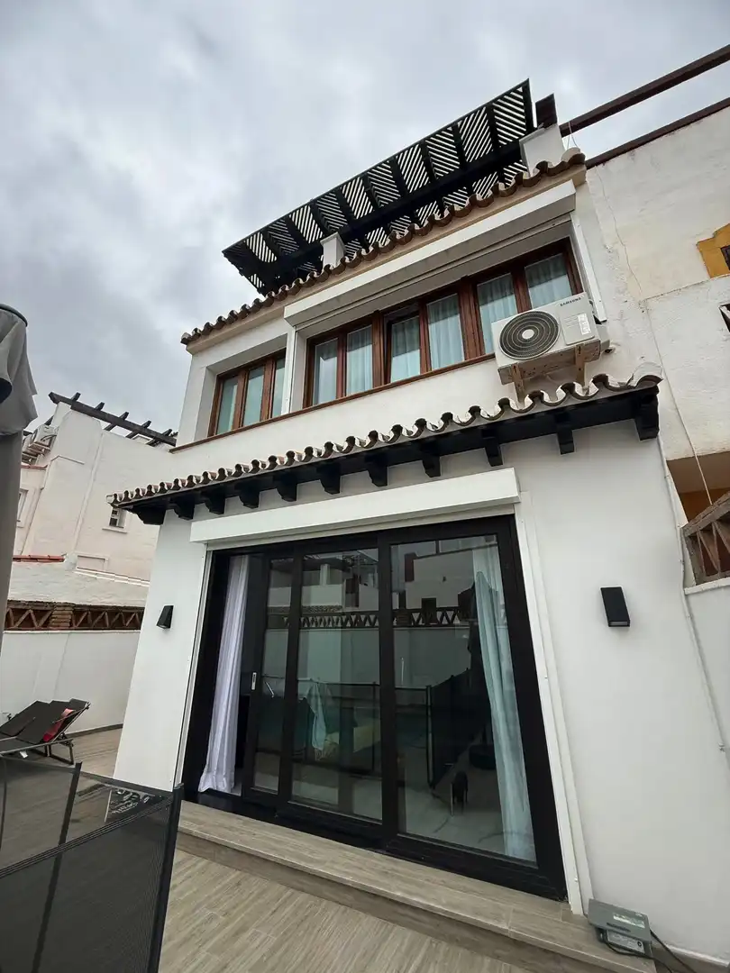 Vista exterior de Casa adosada en venta en Marbella con Aire acondicionado, Terraza y Trastero