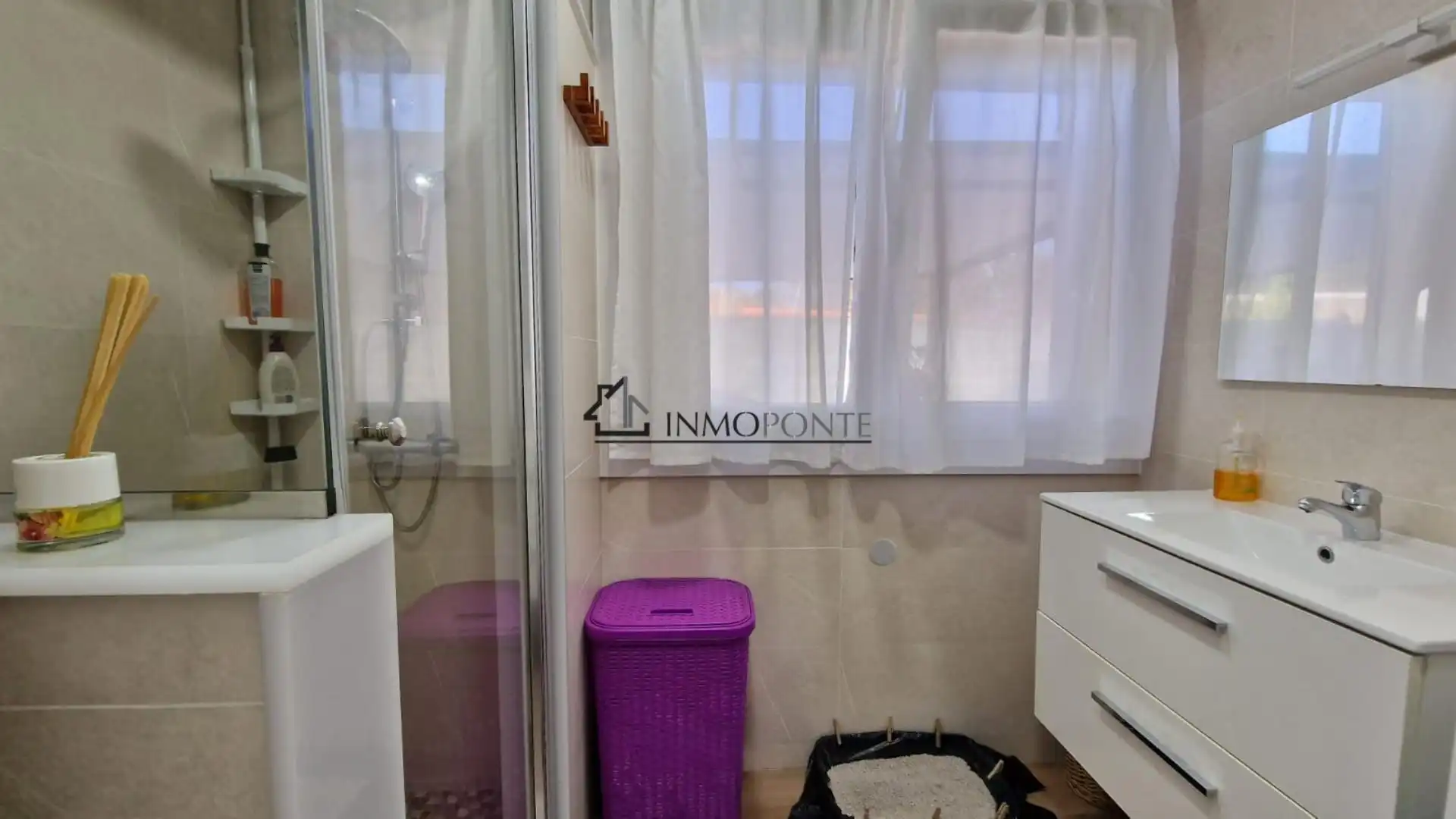 Bany de Casa o xalet en venda en Pontevedra Capital  amb Jardí privat