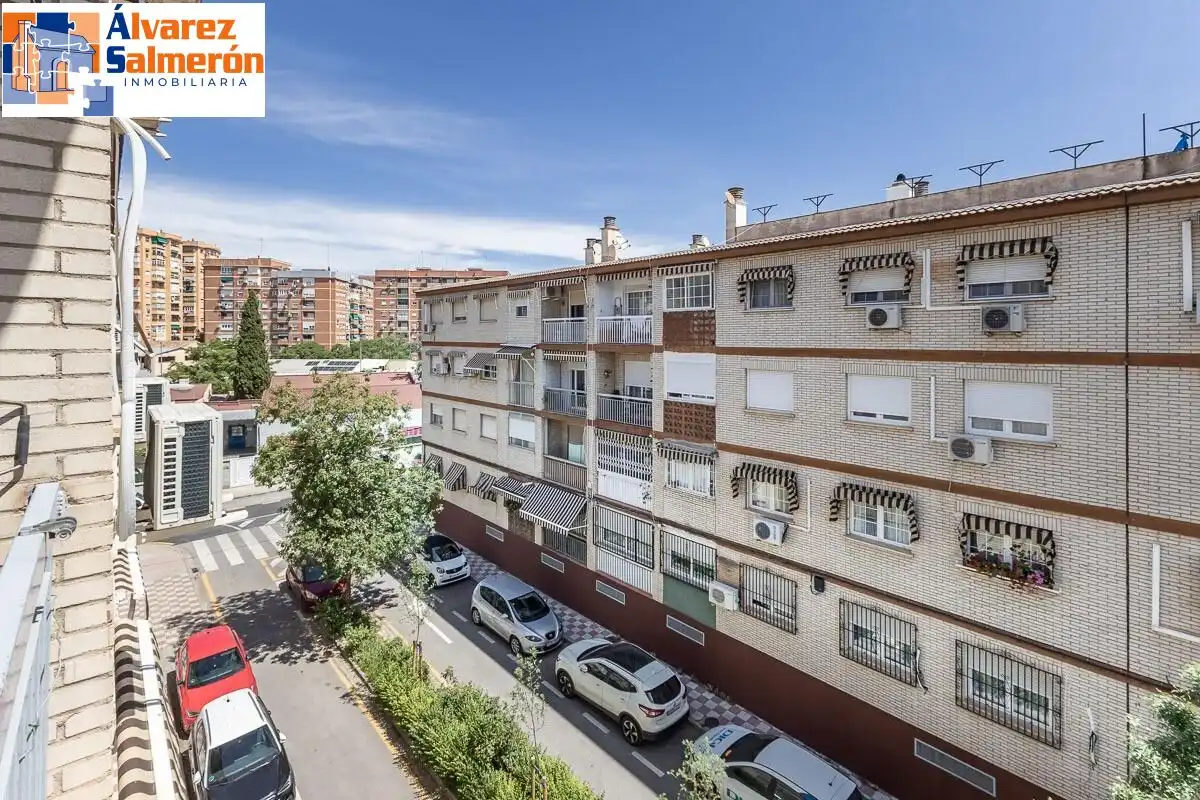 Vista exterior de Pis en venda en Granada amb Aire condicionat i Calefacció