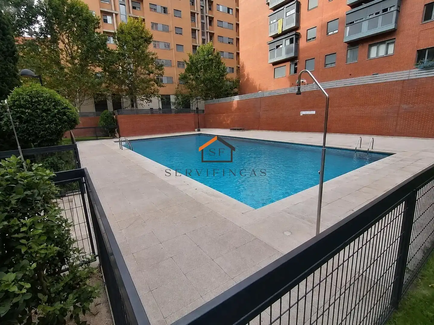 Schwimmbecken von Wohnung zum Verkauf in Madrid mit Klimaanlage, Heizung und Privatgarten