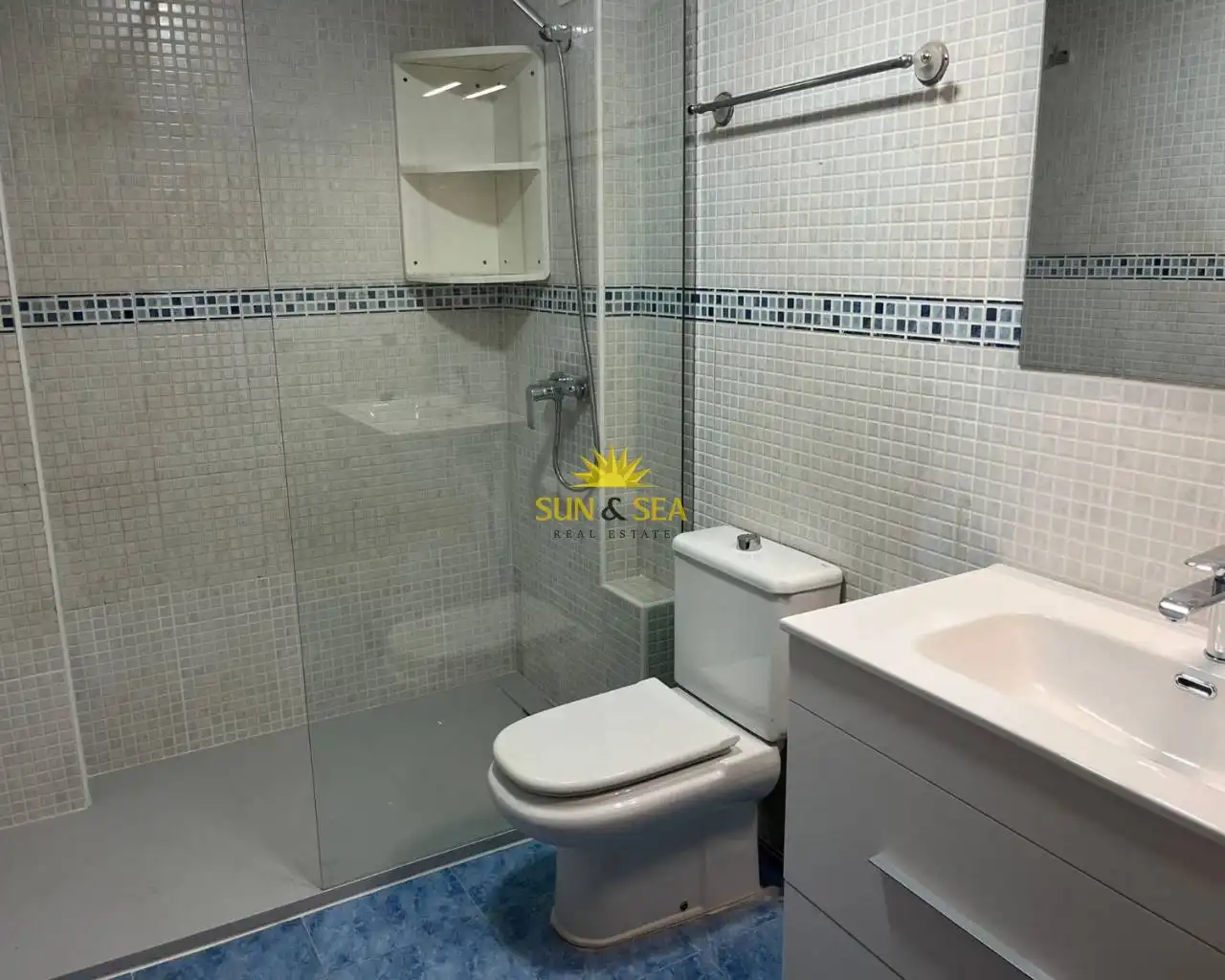 Baño de Apartamento de alquiler en Alcantarilla con Aire acondicionado, Amueblado y Lavadora