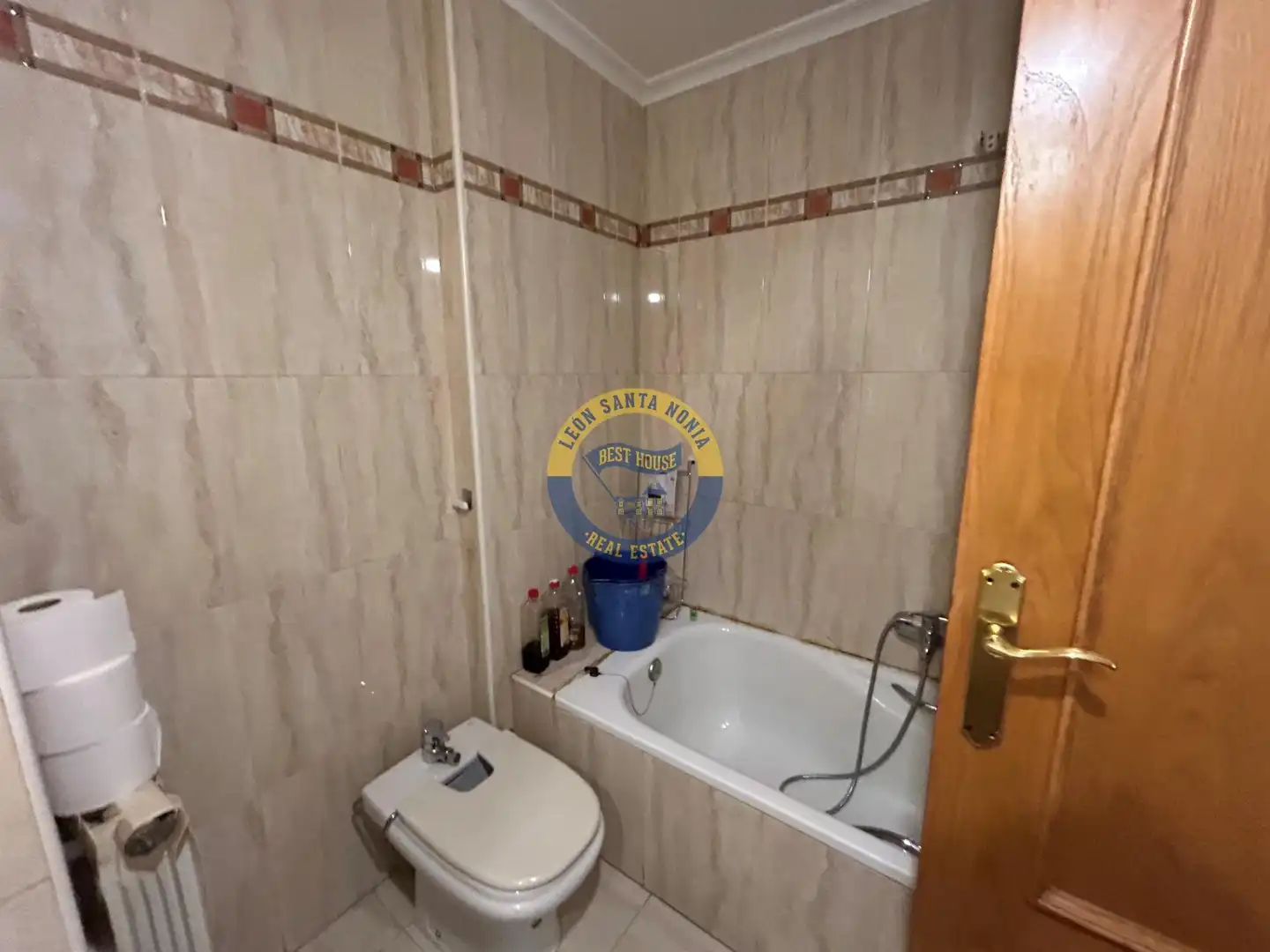 Bany de Apartament en venda en León Capital  amb Calefacció, Parquet i Traster