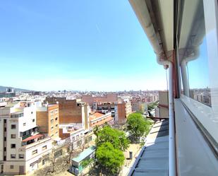 Vista exterior de Àtic en venda en L'Hospitalet de Llobregat amb Calefacció