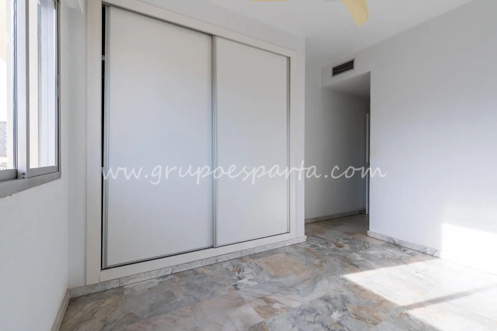 Bedroom of Flat for sale in Sevilla  with Air Conditioner and Balcony