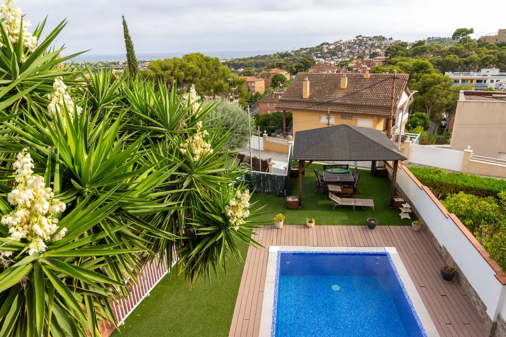 Piscina de Casa adosada en venta en Castelldefels con Aire acondicionado, Calefacción y Terraza