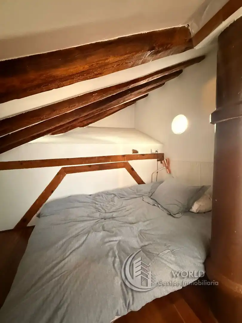 Schlafzimmer von Dachboden zur Miete in Madrid mit Klimaanlage, Heizung und Terrasse