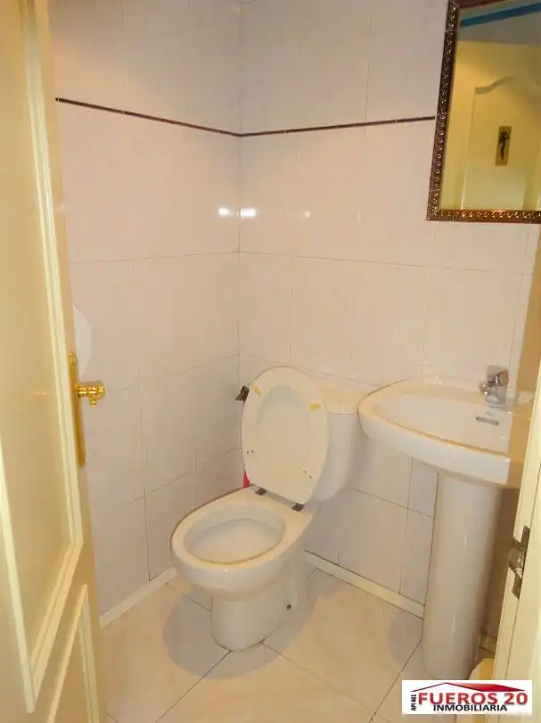 Bathroom of Commercial properties for sale in Barakaldo 