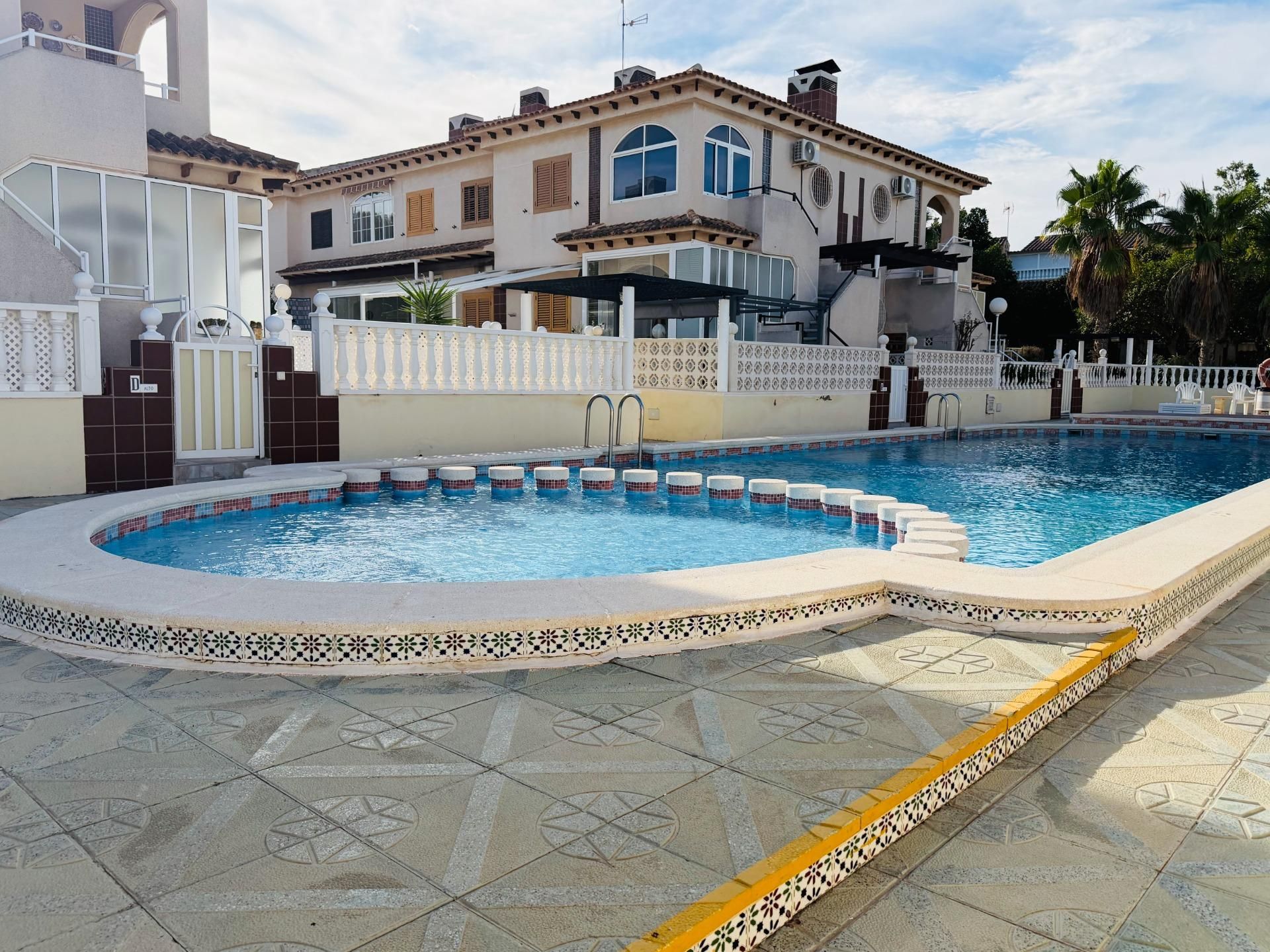 Piscina de Casa o xalet en venda en Torrevieja amb Aire condicionat, Jardí privat i Terrassa