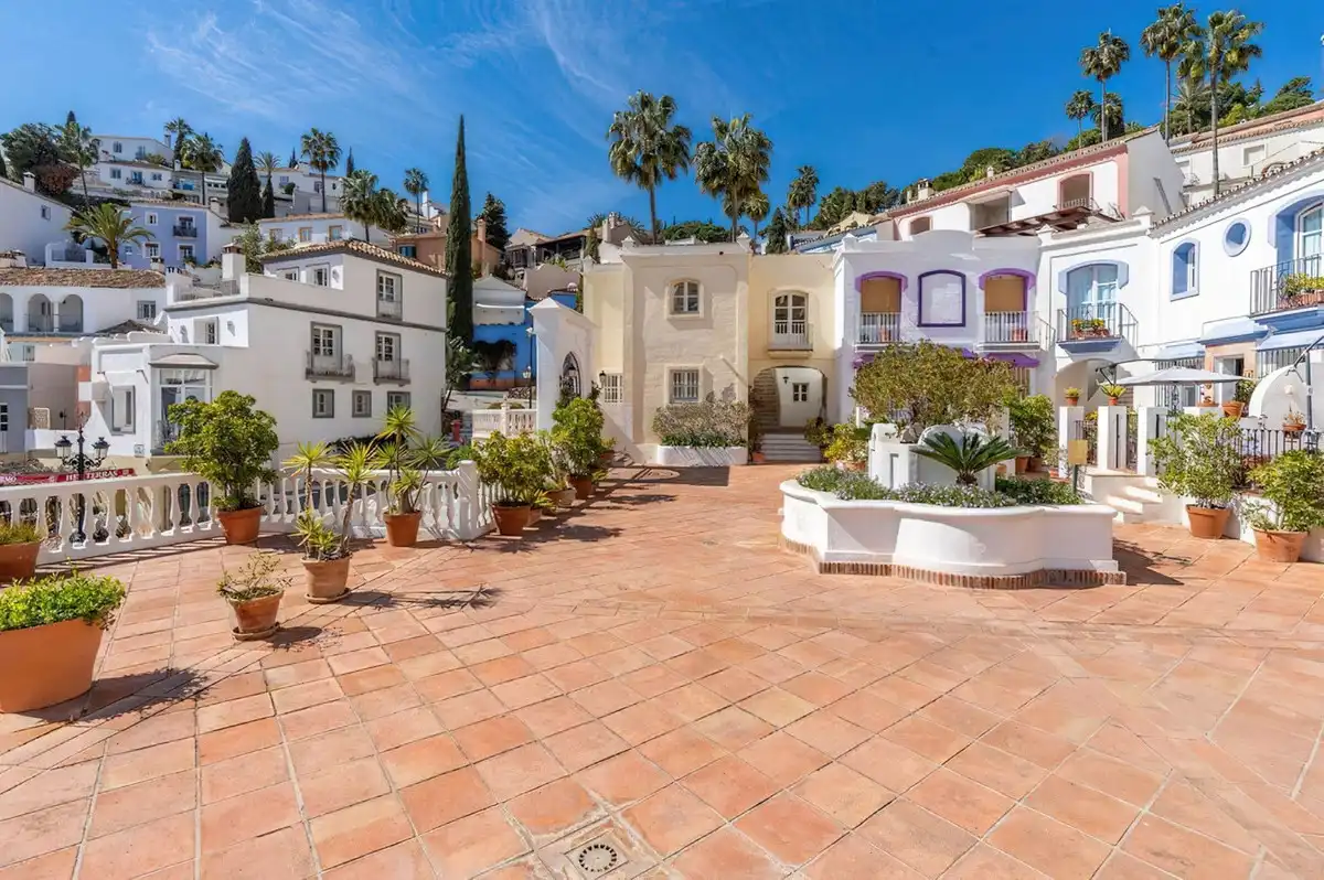 Außenansicht von Einfamilien-Reihenhaus zum Verkauf in Benahavís mit Klimaanlage, Terrasse und Gemeinschaftspool