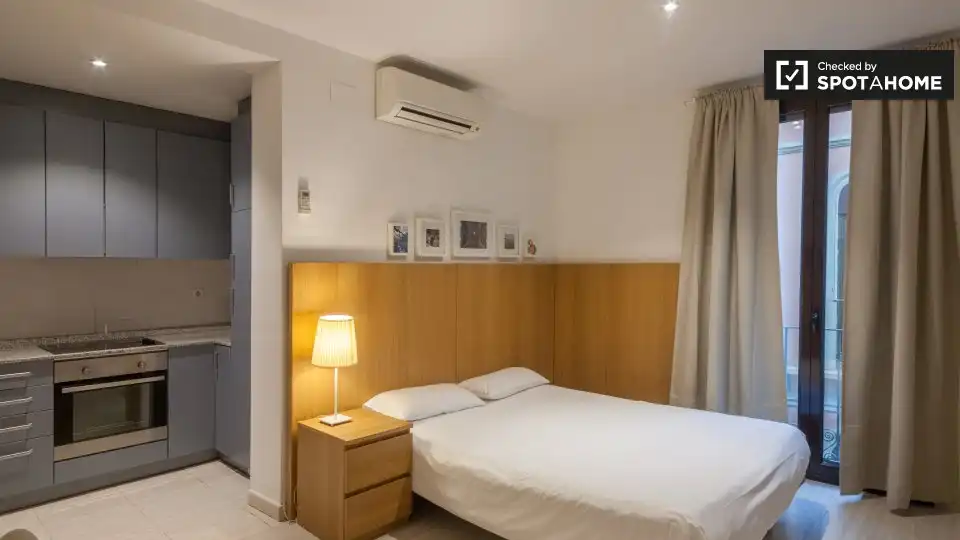 Bedroom of Flat for rent in  Barcelona Capital  with Air Conditioner, Heating and Furnished