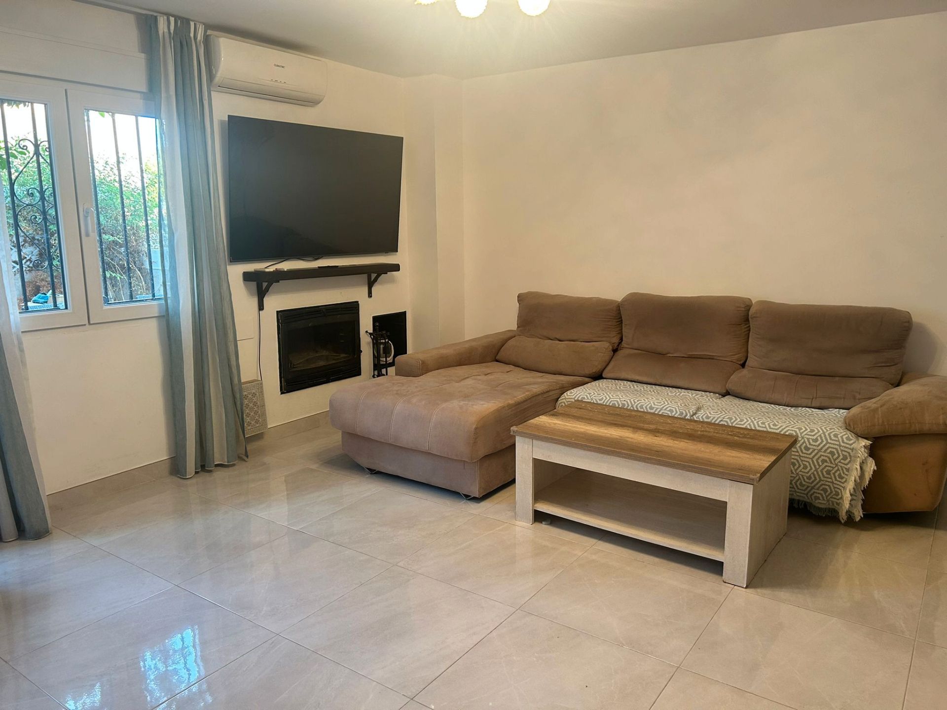 Sala d'estar de Casa adosada en venda en Benalmádena amb Aire condicionat, Terrassa i Moblat