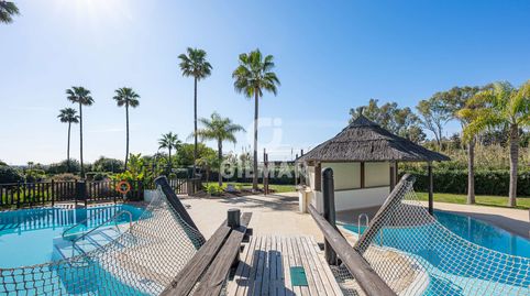 Ubicado en el exclusivo complejo residencial Bahía del Velerín, entre Marbella y Estepona, este impresionante ático ofrece una exp, imatge 4