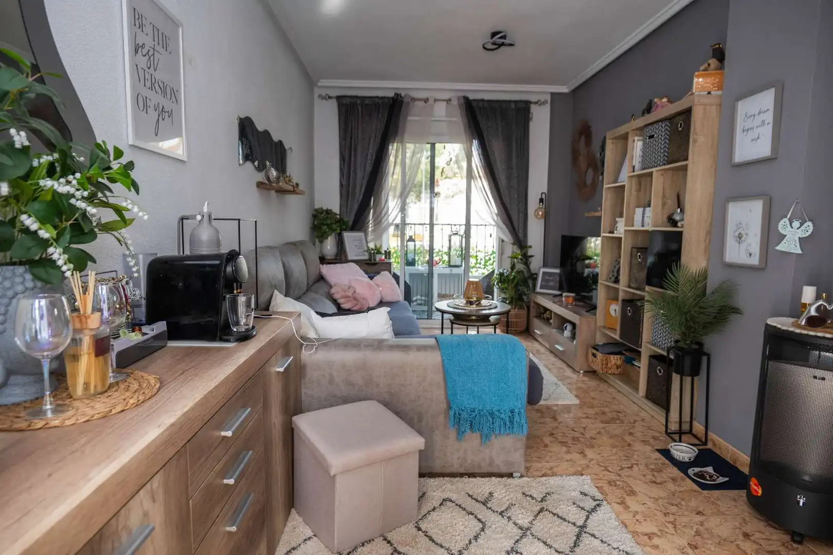 Wohnzimmer von Einfamilien-Reihenhaus zum Verkauf in Orihuela mit Klimaanlage, Heizung und Terrasse