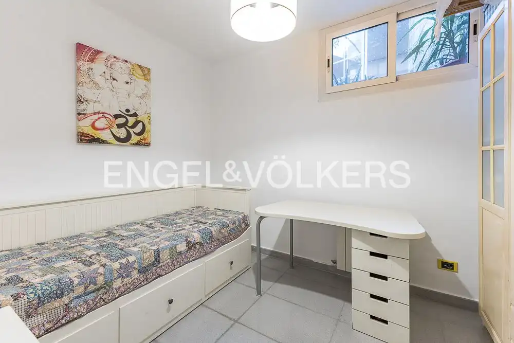 Dormitori de Casa o xalet en venda en L'Hospitalet de Llobregat amb Aire condicionat, Calefacció i Parquet