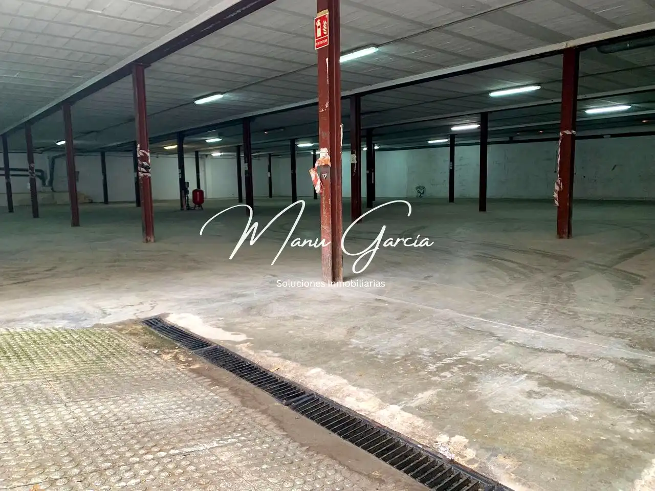 Parkplatz von Fabrikhallen zur Miete in Lucena