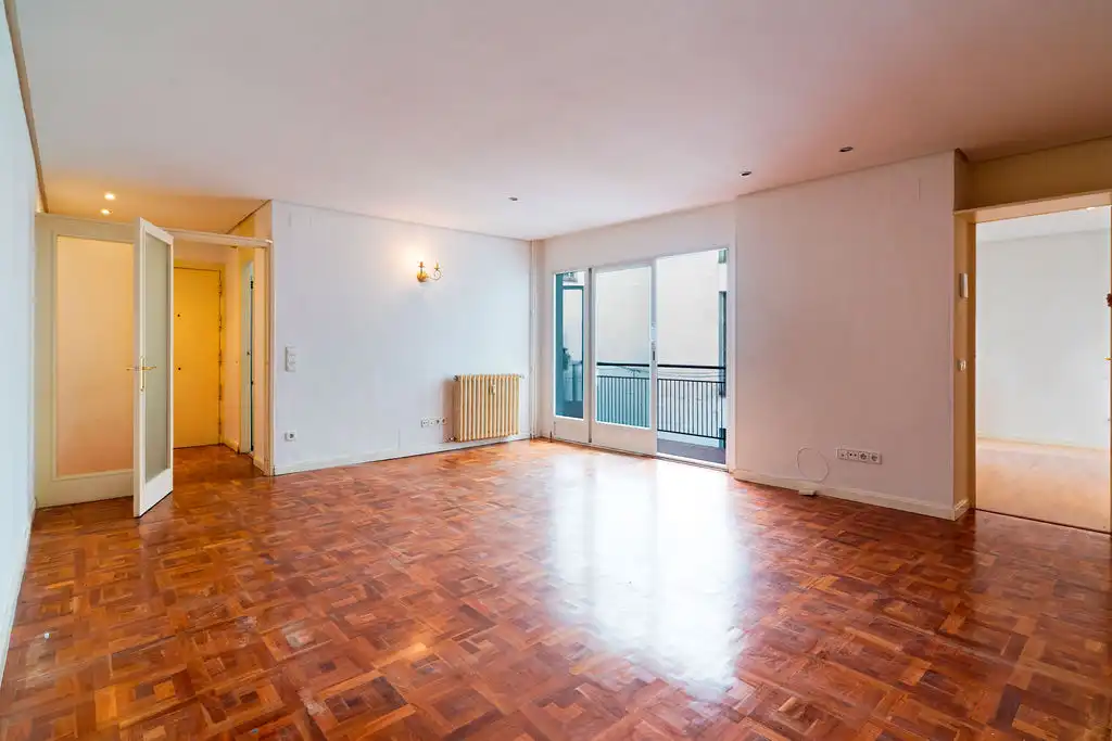 Flat with terrace for sale in Calle de Ponzano