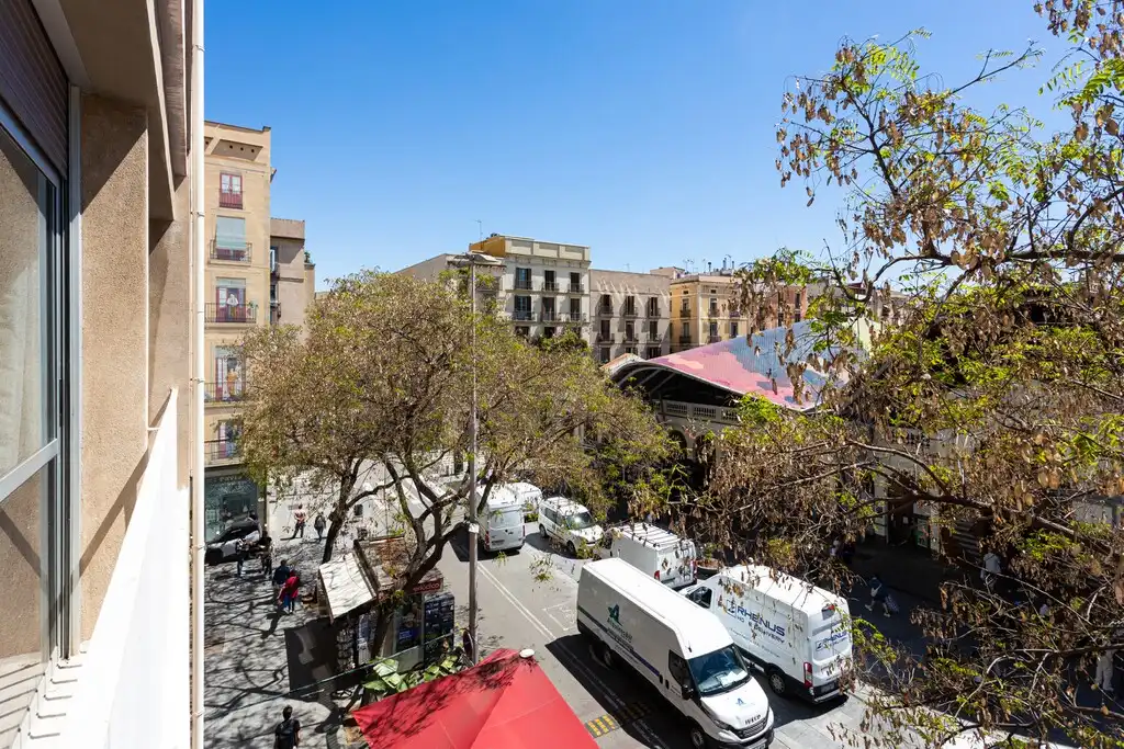 Vista exterior de Apartament en venda en Barcelona amb Aire condicionat, Parquet i Balcó