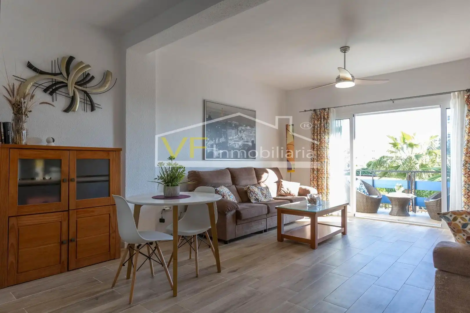 Sala d'estar de Apartament en venda en Torremolinos amb Jardí privat, Terrassa i Piscina comunitària