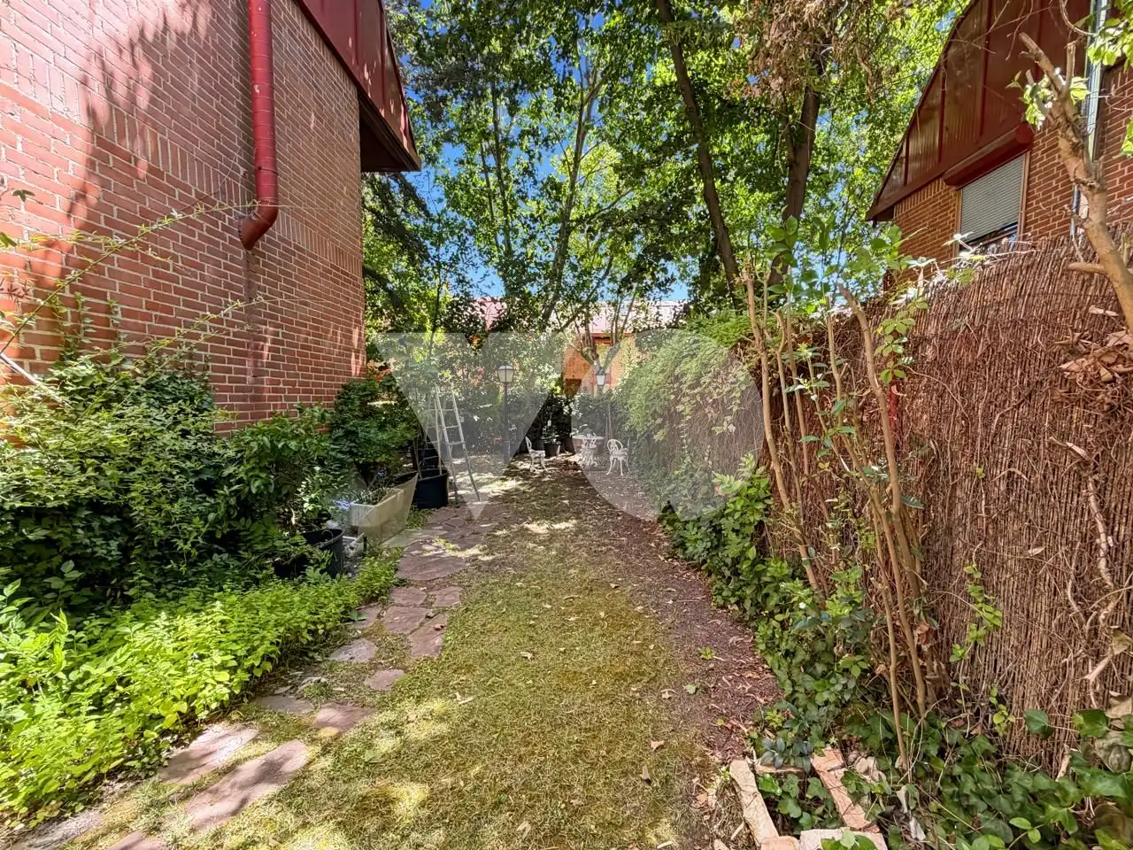 Jardí de Casa o xalet en venda en Madrid amb Calefacció, Jardí privat i Parquet