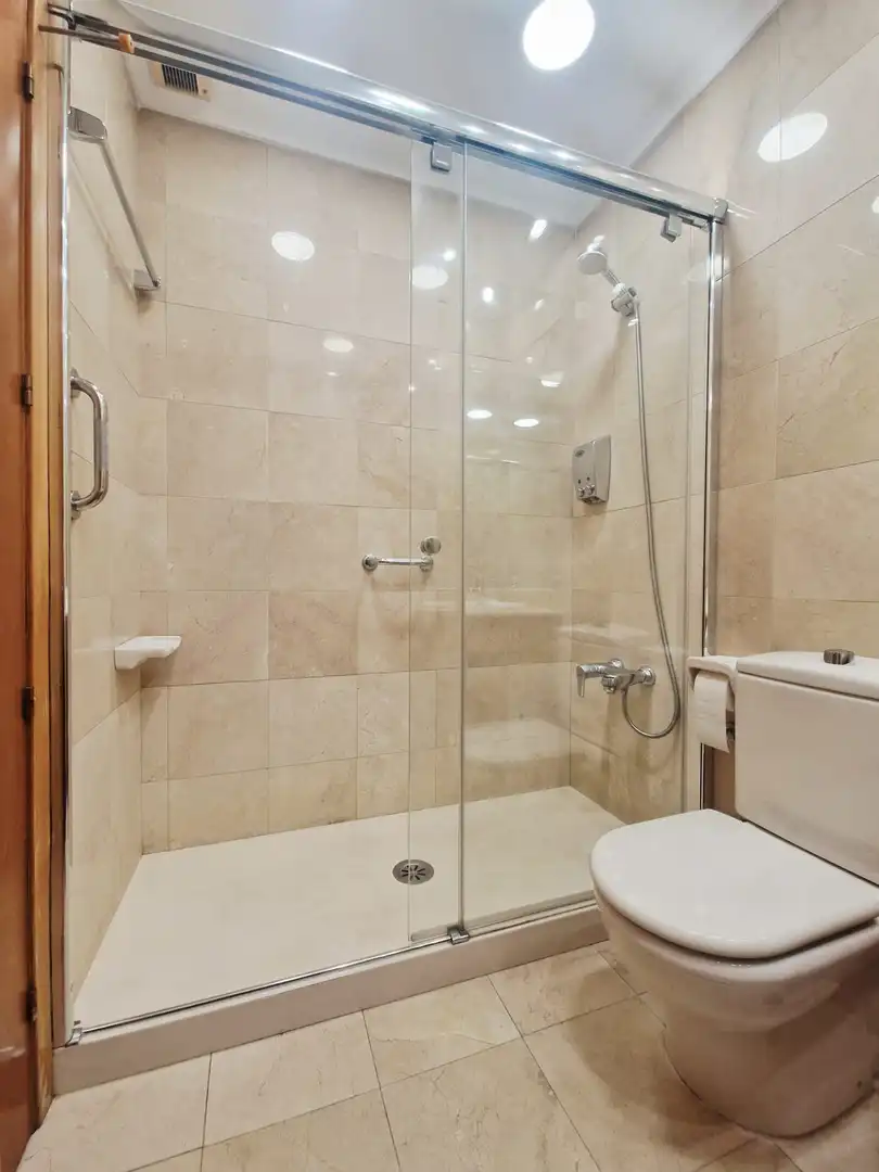 Baño de Ático en venta en Avilés con Calefacción y Terraza