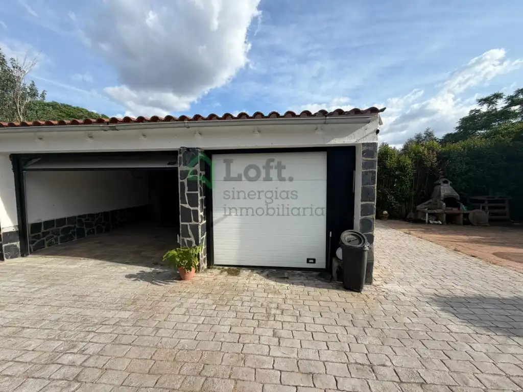 Vista exterior de Casa o xalet en venda en Badajoz amb Aire condicionat, Jardí privat i Piscina
