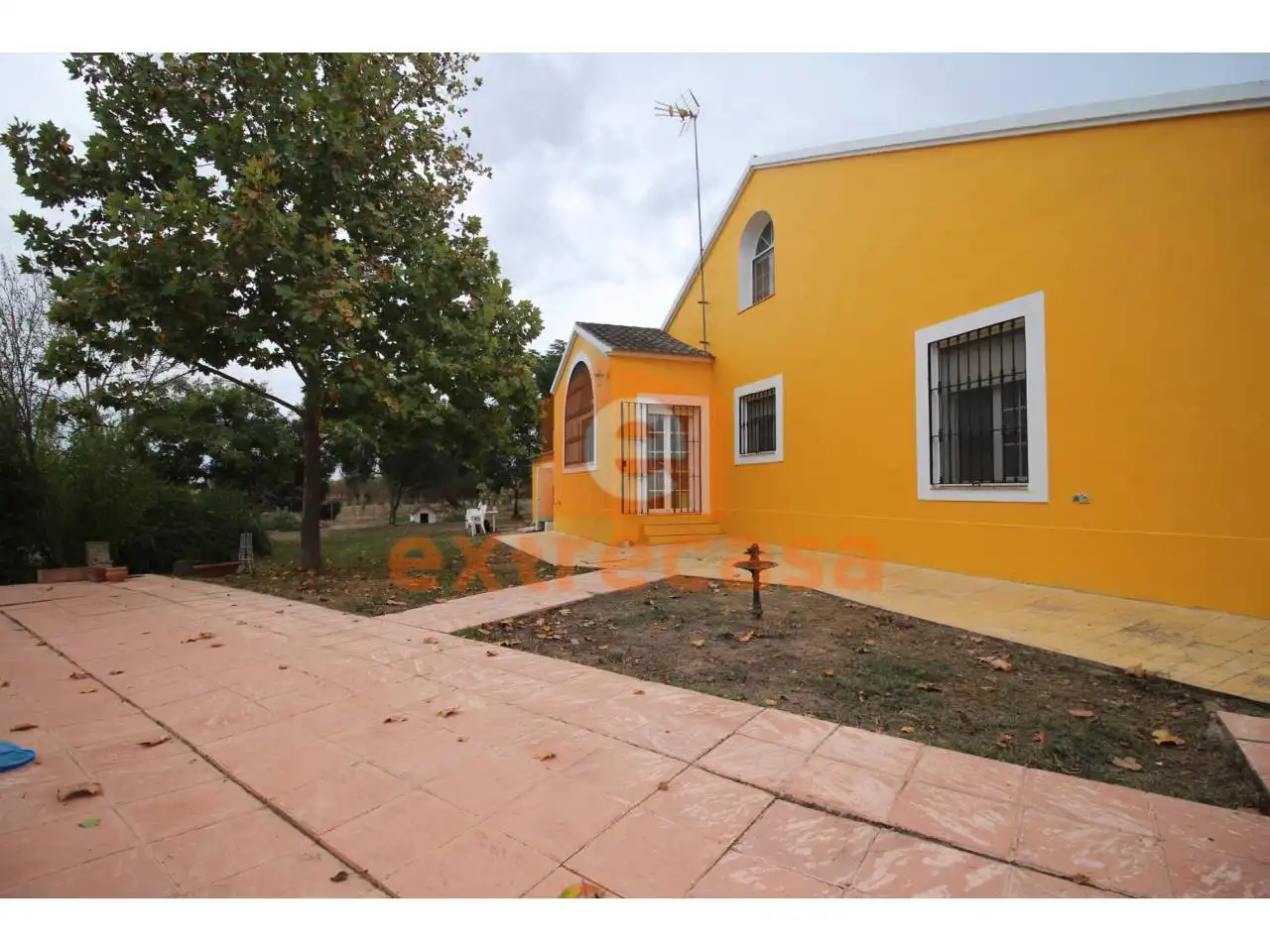 Außenansicht von Haus oder Chalet zum Verkauf in Badajoz mit Klimaanlage, Heizung und Privatgarten