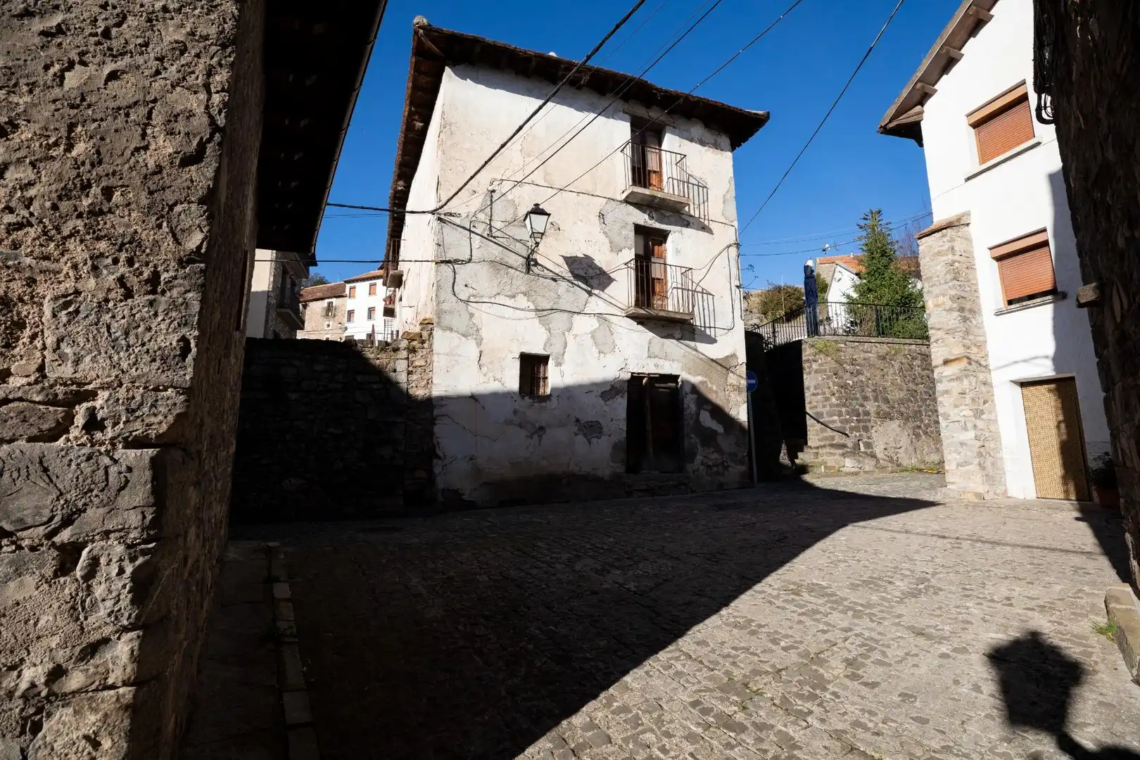 Vista exterior de Finca rústica en venda en Valle de Hecho amb Jardí privat
