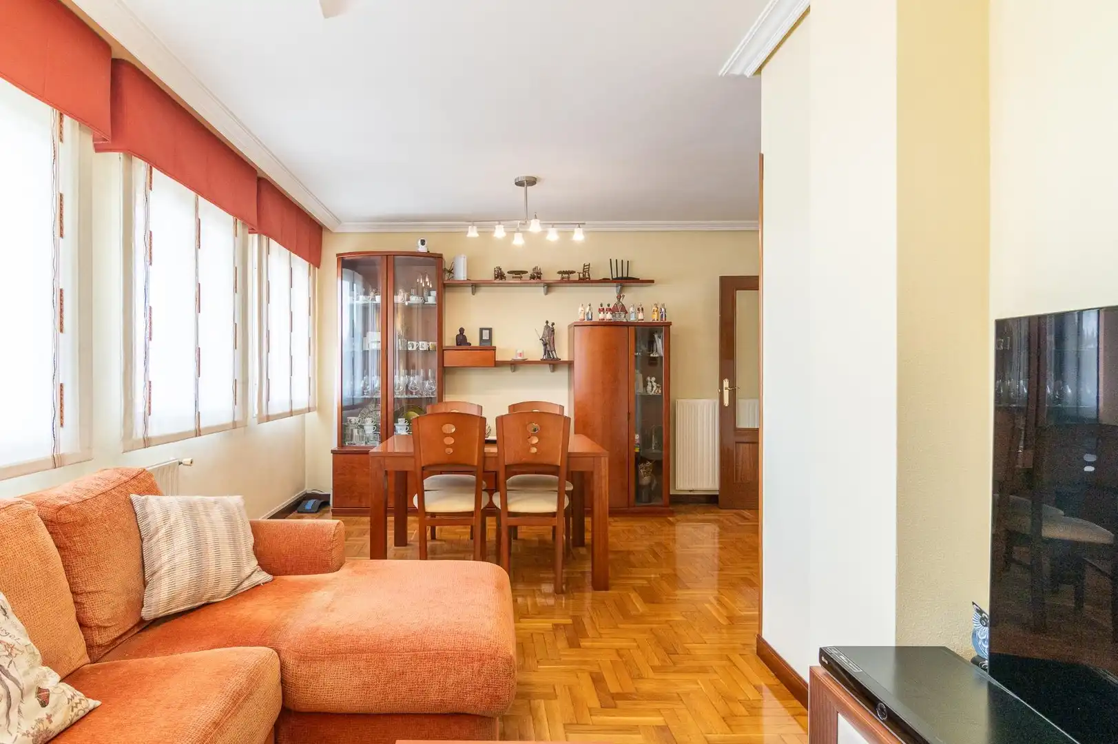 Sala de estar de Piso en venta en  Pamplona / Iruña con Calefacción, Parquet y Trastero