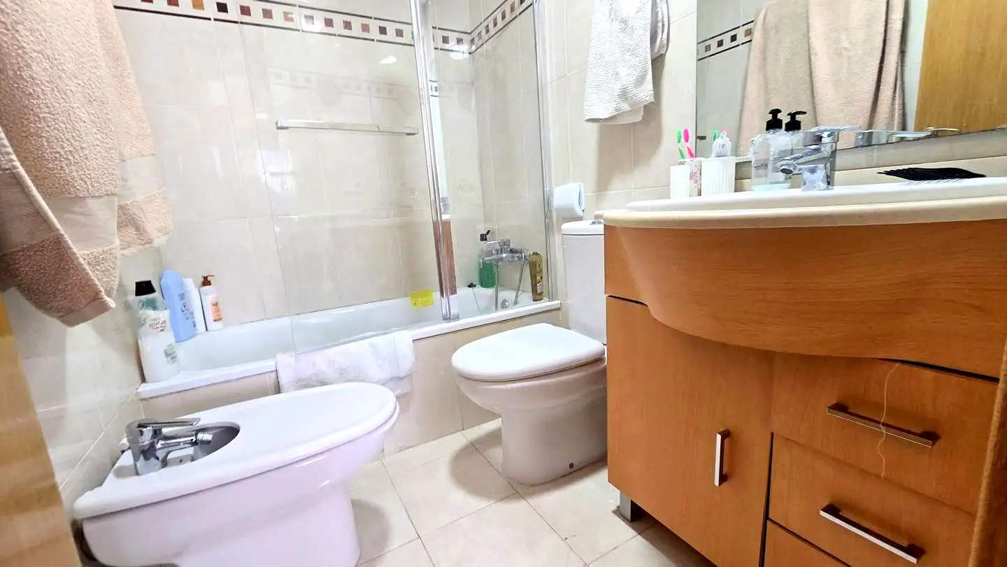 Baño de Apartamento de alquiler en Gandia con Aire acondicionado, Calefacción y Terraza