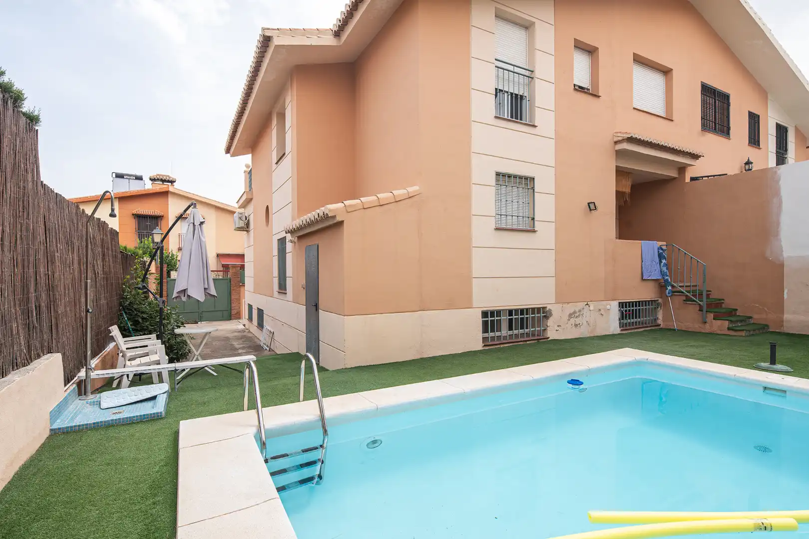 Piscina de Casa adosada en venda en Huétor Vega amb Aire condicionat, Jardí privat i Terrassa