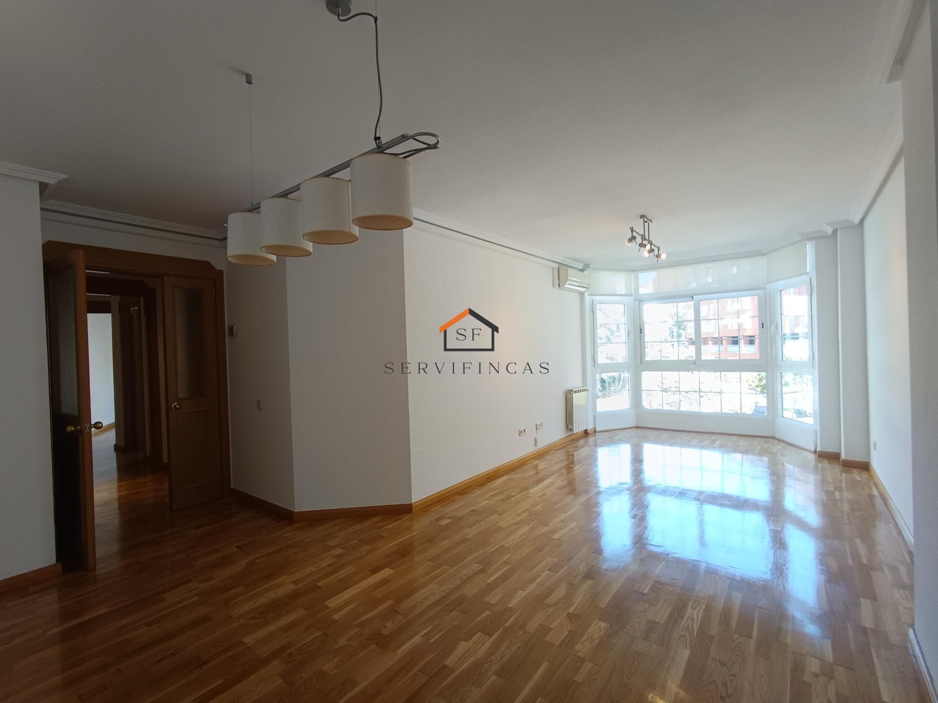 Living room of Flat to rent in  Madrid Capital  with Air Conditioner, Heating and Parquet flooring