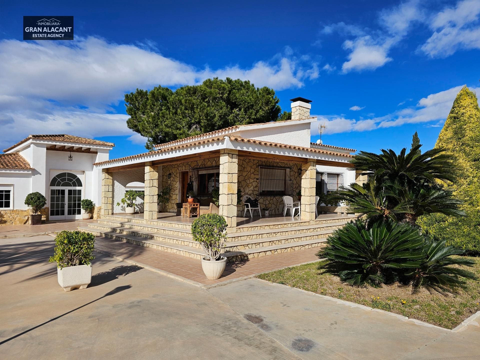Vista exterior de Casa o xalet en venda en Elche / Elx amb Aire condicionat, Calefacció i Jardí privat
