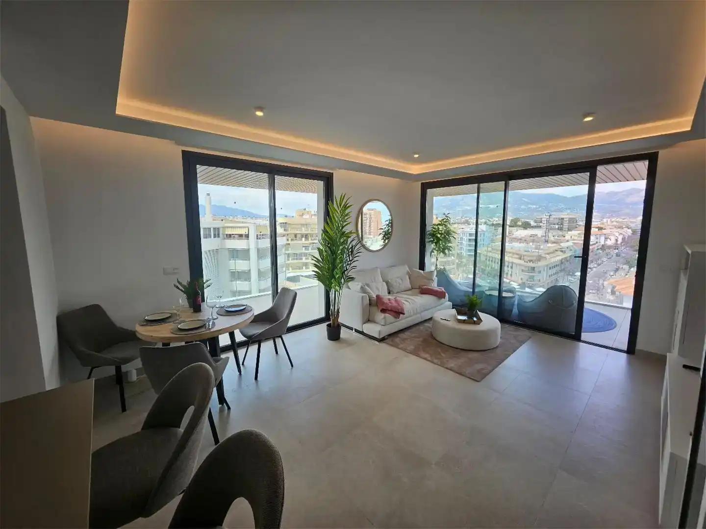Sala d'estar de Pis en venda en Fuengirola amb Aire condicionat, Piscina i Balcó