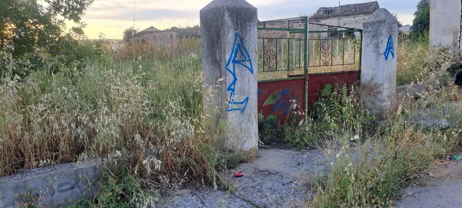 Exterior view of Land for sale in El Puente del Arzobispo