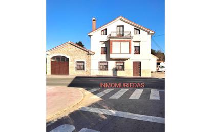 Vista exterior de Casa o xalet en venda en Camargo amb Parquet i Moblat