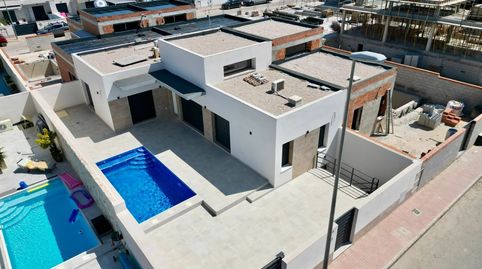 Casa Semi Adosada de Obra Nueva en Daya Nueva!!! Presentamos esta casa semi adosada de obra nueva ubicada en la creciente y popula