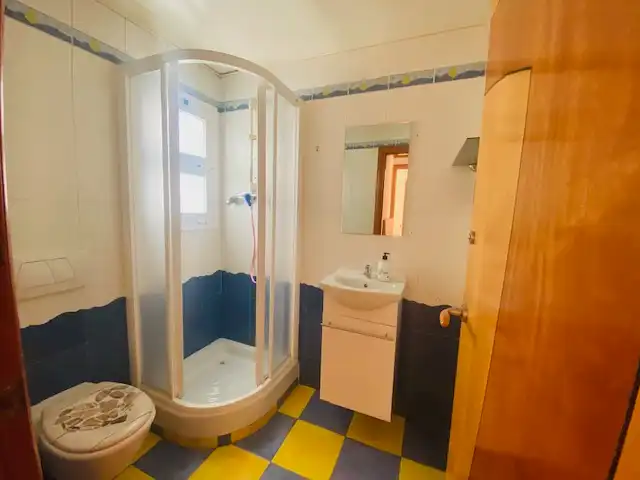 Badezimmer von Dachboden zum Verkauf in Santa Coloma de Gramenet mit Parkett und Ofen