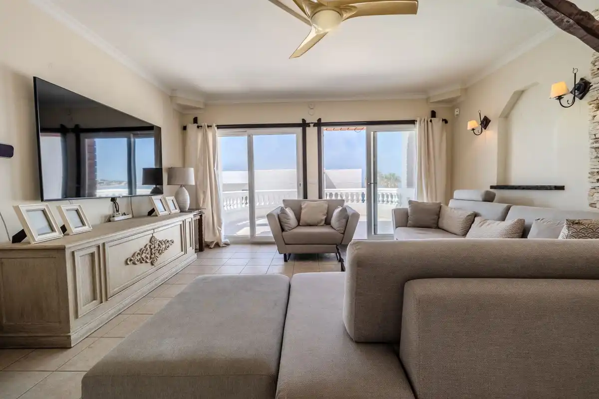 Sala d'estar de Casa o xalet en venda en Mijas amb Aire condicionat, Jardí privat i Terrassa