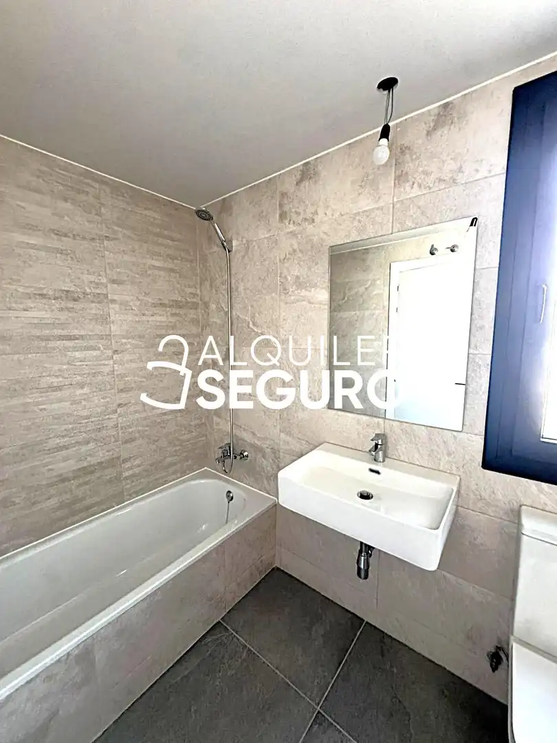 Baño de Piso de alquiler en Valladolid con Calefacción, Terraza y Trastero