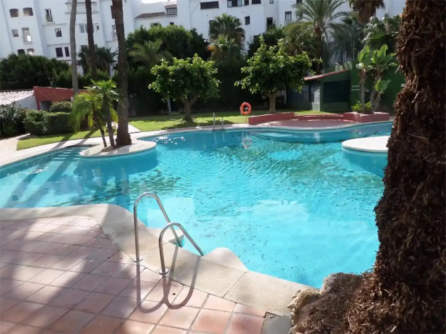 Schwimmbecken von Erdgeschoss zur Miete in Marbella mit Klimaanlage und Schwimmbad