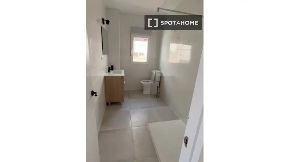 Bathroom of Flat for share in Almería  with Air Conditioner, Heating and Furnished