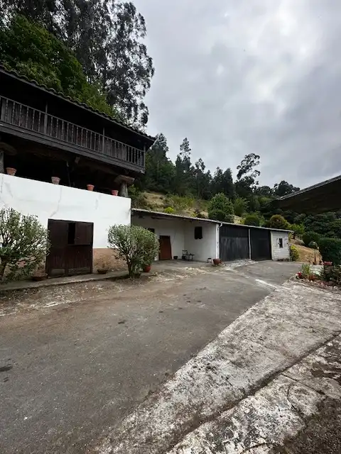 Vista exterior de Casa adosada en venda en Pravia amb Calefacció, Jardí privat i Terrassa