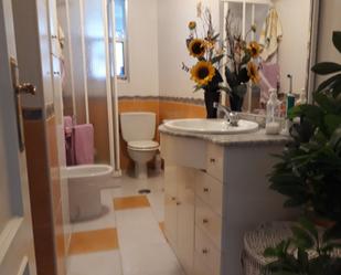 Bathroom of Flat to rent in Medina del Campo  with Heating, Furnished and Washing machine