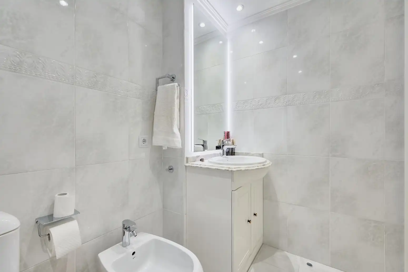Bathroom of Flat for sale in  Pamplona / Iruña  with Air Conditioner, Heating and Parquet flooring