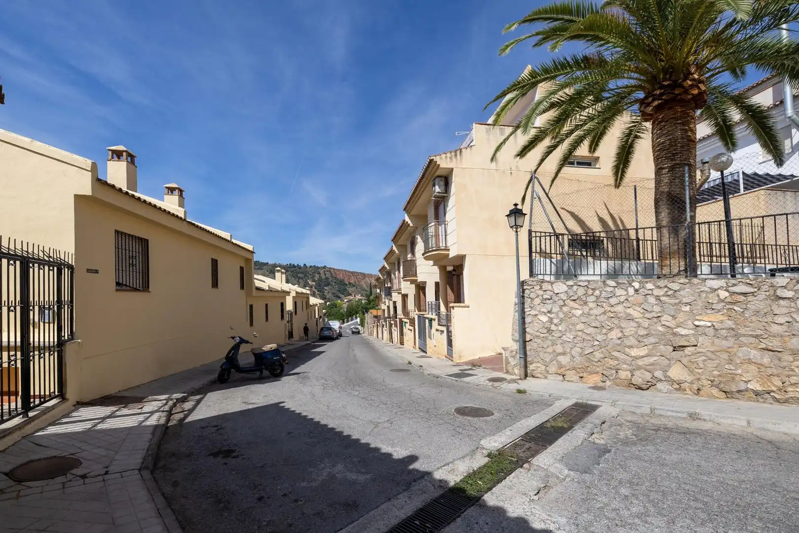 Casa aparellada amb terrassa en venda a Cenes de la Vega, imagen 4