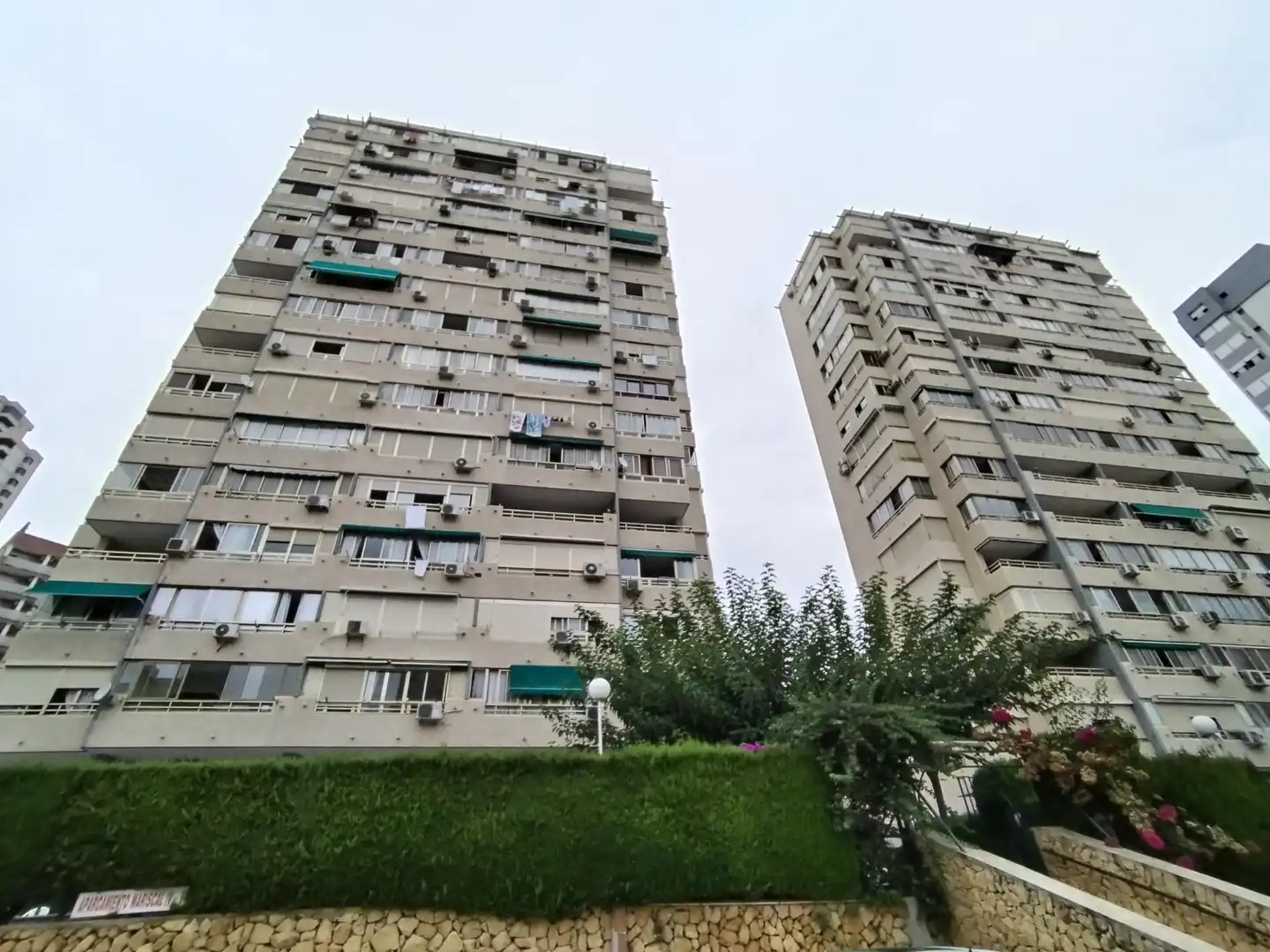 Vista exterior de Apartament en venda en Benidorm amb Aire condicionat, Jardí privat i Moblat