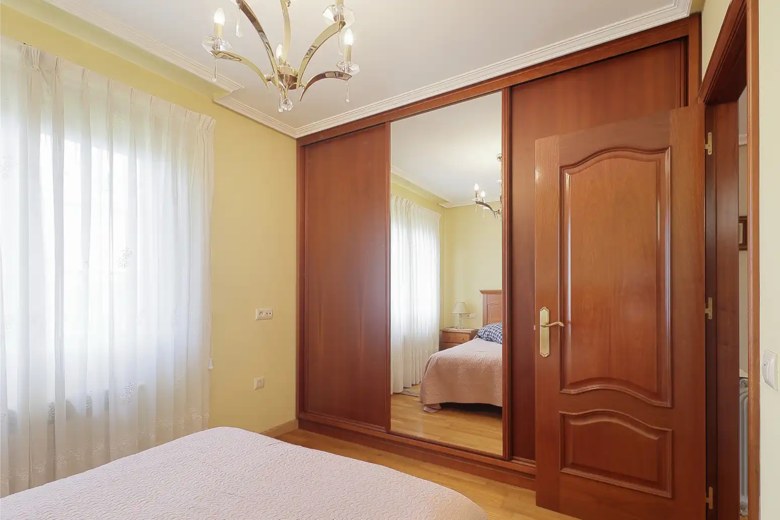 Habitación de Casa o chalet en venta en Gijón  con Calefacción, Parquet y Terraza